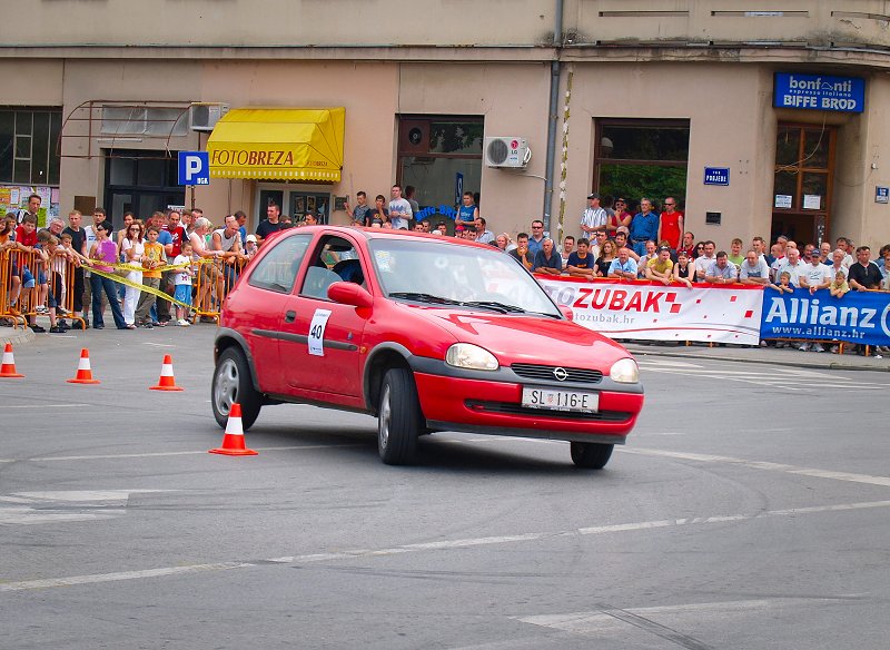 Natjecanje automobila (2). Trg Petra Krešimira IV, Slavonski Brod. Foto Željko Klindžić, 