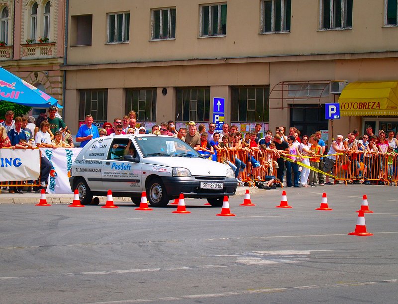 Natjecanje automobila (3). Trg Petra Krešimira IV, Slavonski Brod. Foto Željko Klindžić 