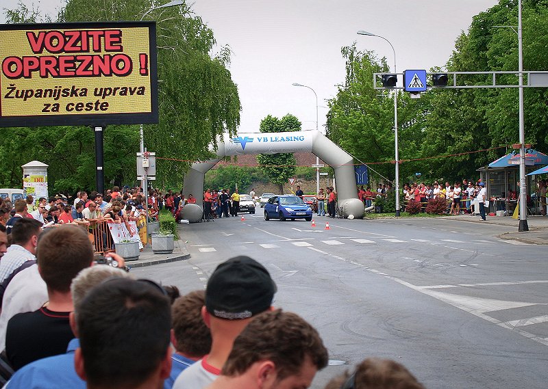 Natjecanje automobila (1). Trg Petra Krešimira IV, Slavonski Brod. Foto Željko Klindžić, 