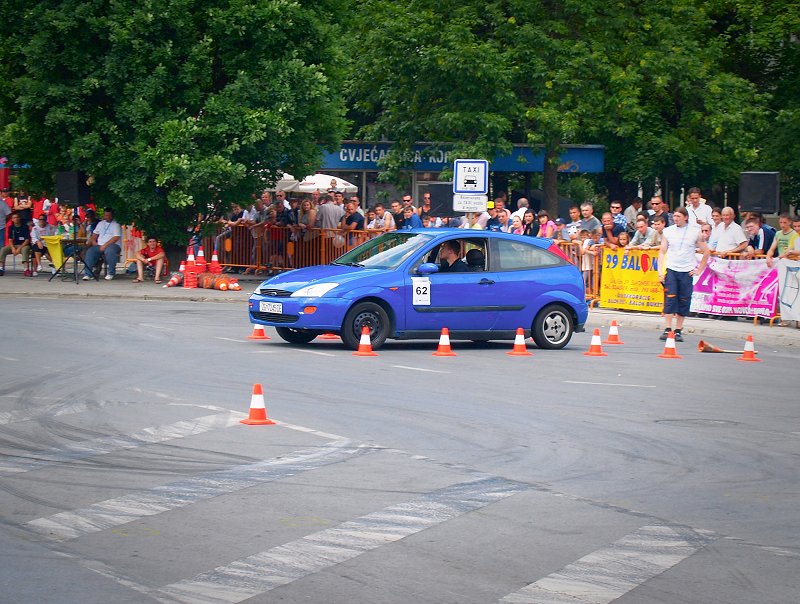 Natjecanje automobila (4). Trg Petra Krešimira IV, Slavonski Brod. Foto Željko Klindžić,