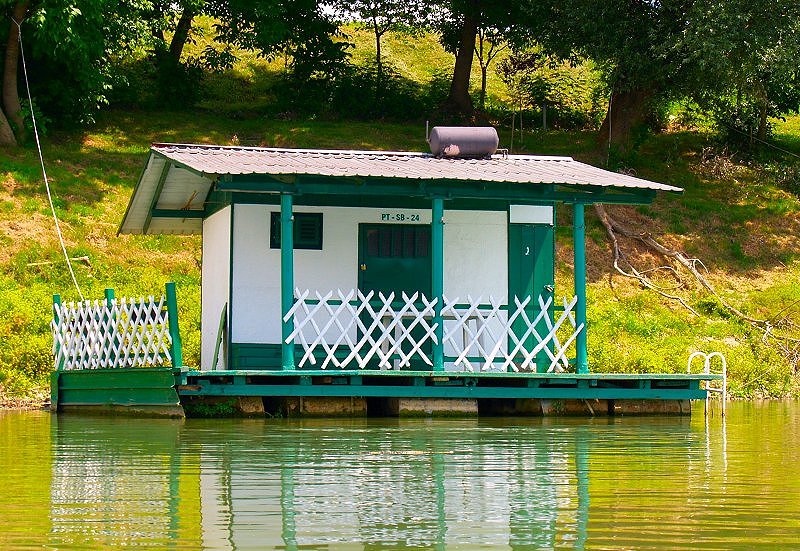 Sava, Splavarska ulica, s puno splavi, imaju i brojeve