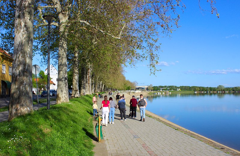 Brođani na šetnici kraj Save. Slavonski Brod.