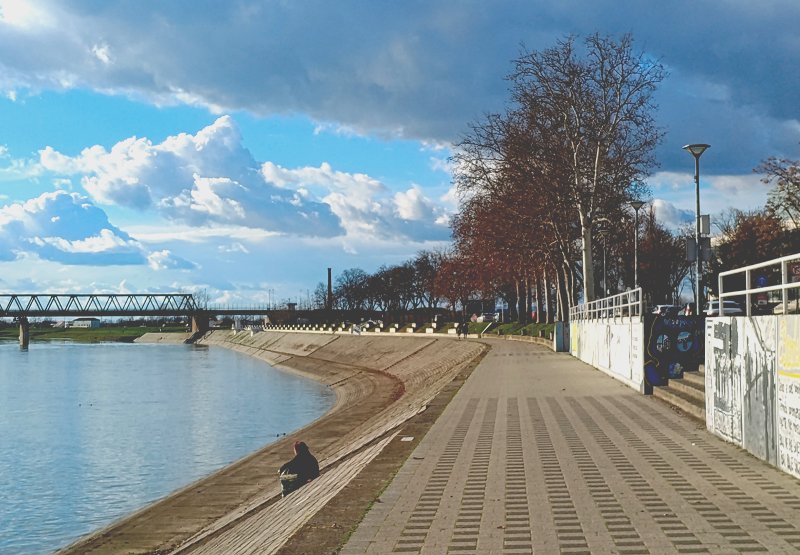 Sunčano, a oblaci sivi, 13.2.2026.