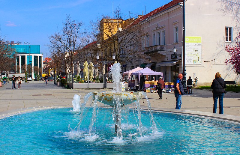 Danas je sunčano. U podne slika Trga I. B-Mažurnić